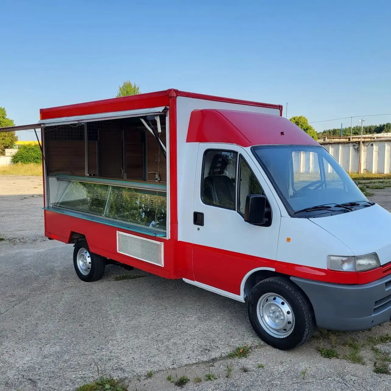 Food Snacks Delivery - 業務用キッチン用移動式フードカート。バー、クラブでの飲料や軽食の配達に最適な、工具収納スペースを内蔵。